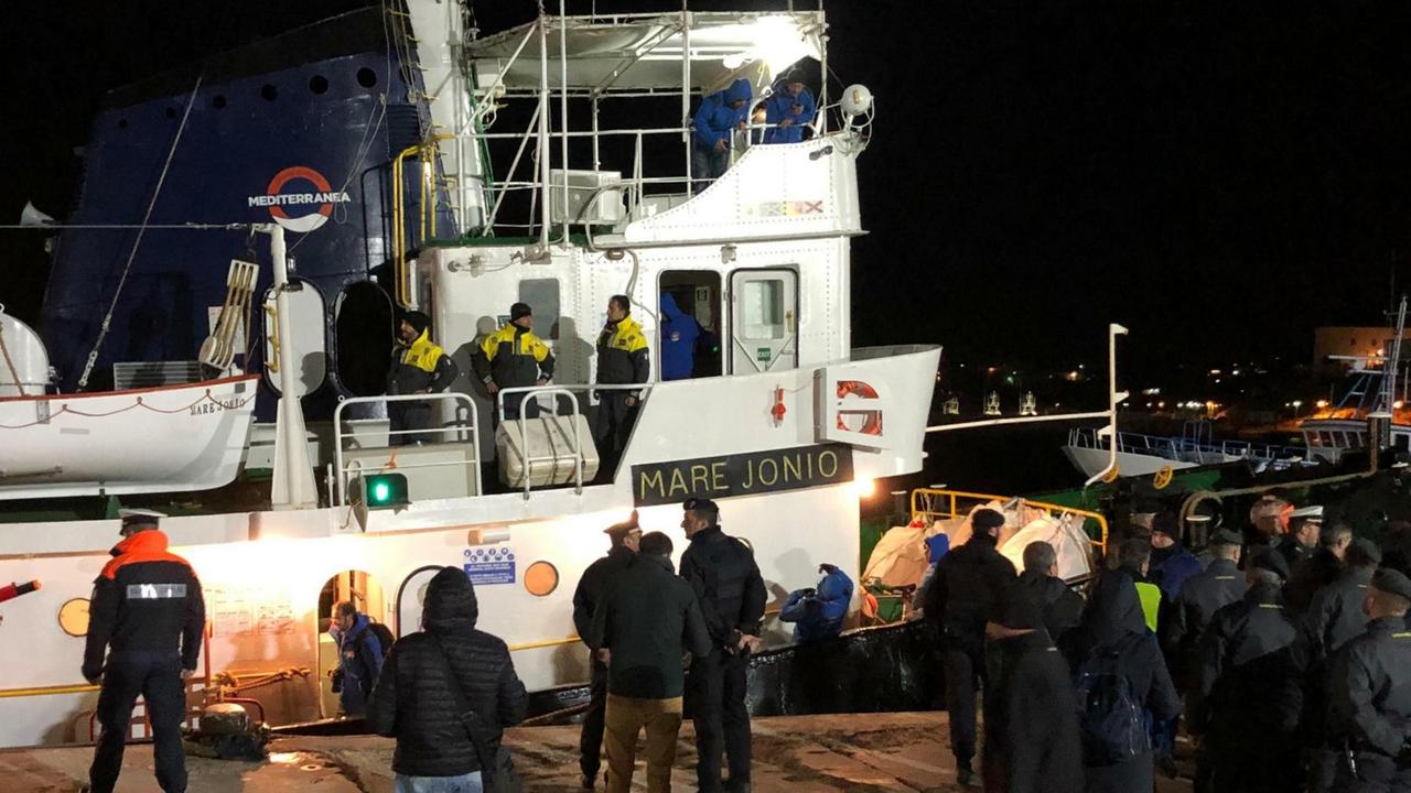 Das Schiff liegt in der Nacht am Kai, darauf und davor sind viele Polizisten und weitere Personen. Das Schiff liegt in der Nacht am Kai, darauf und davor sind viele Polizisten und weitere Personen.