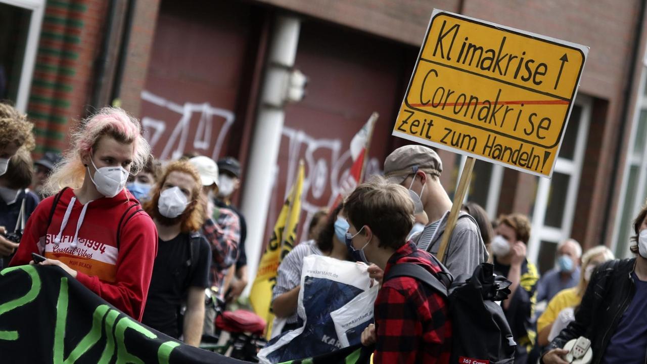 Junge Leute demonstrieren für mehr Klimaschutz Junge Leute demonstrieren für mehr Klimaschutz