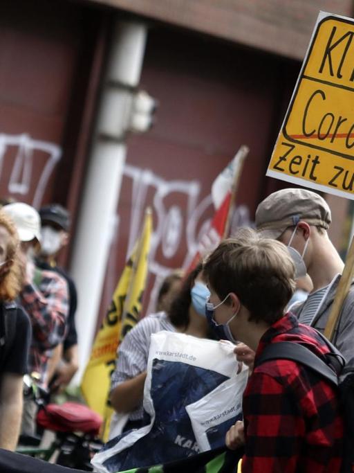 Junge Leute demonstrieren für mehr Klimaschutz