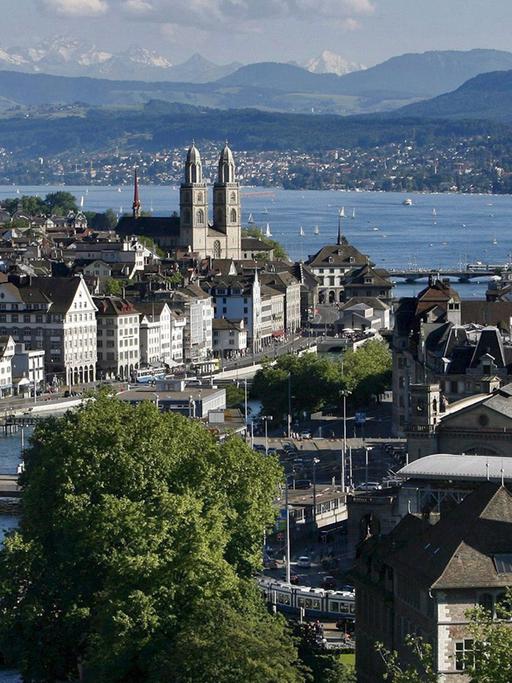 Blick auf Zürich und die Limmat, sowie den Zürichsee