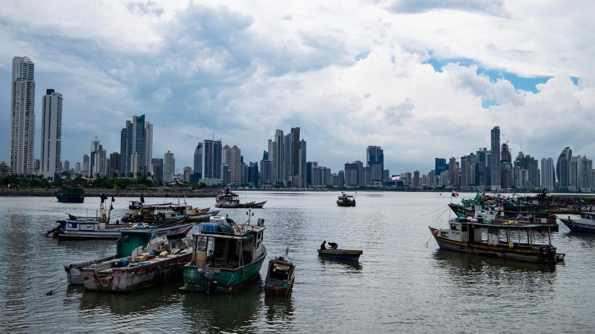 Die Bucht von Panamá-Stadt mit Skyline und Fischerbooten.