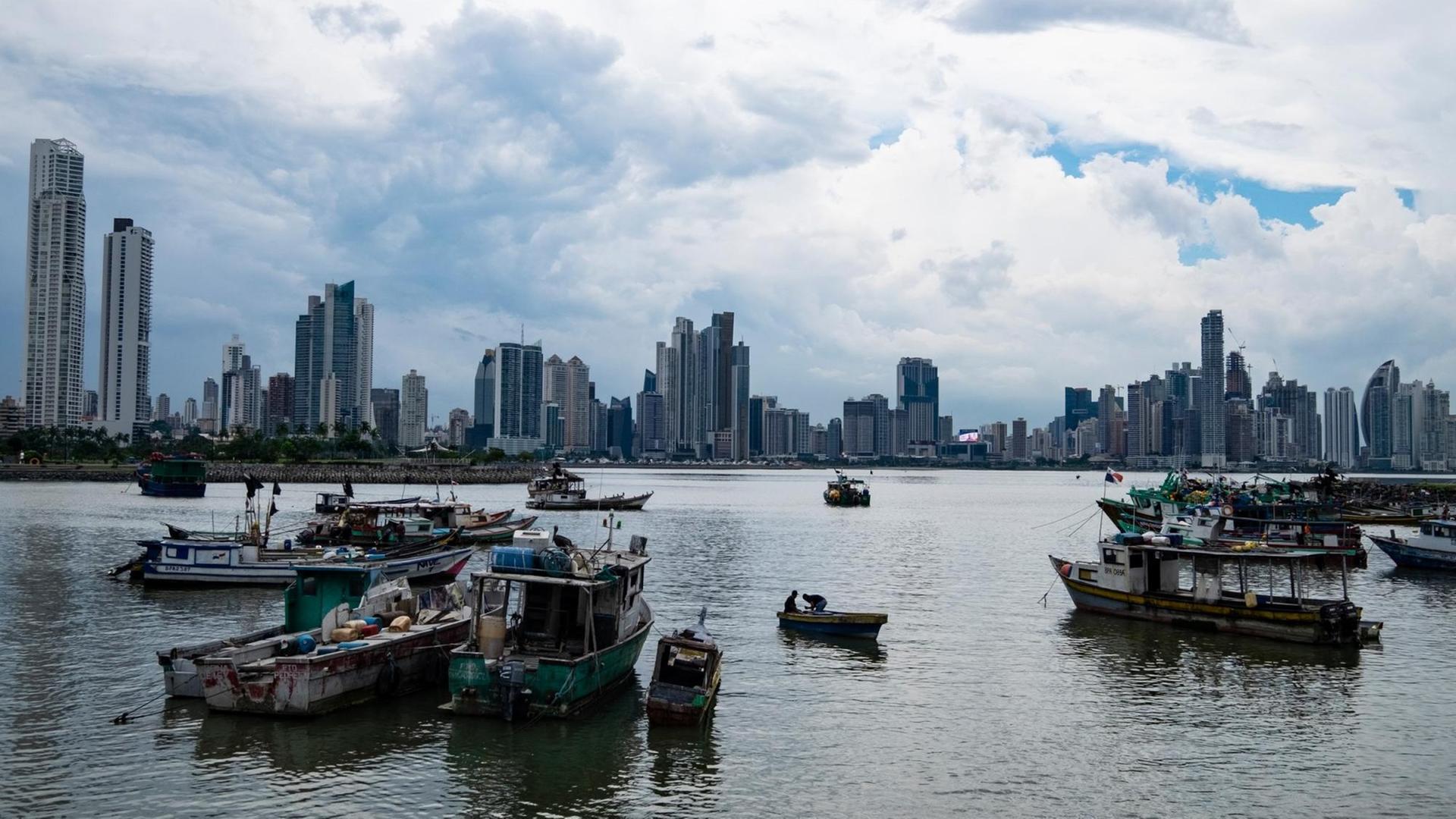 Die Bucht von Panamá-Stadt mit Skyline und Fischerbooten. Die Bucht von Panamá-Stadt mit Skyline und Fischerbooten.