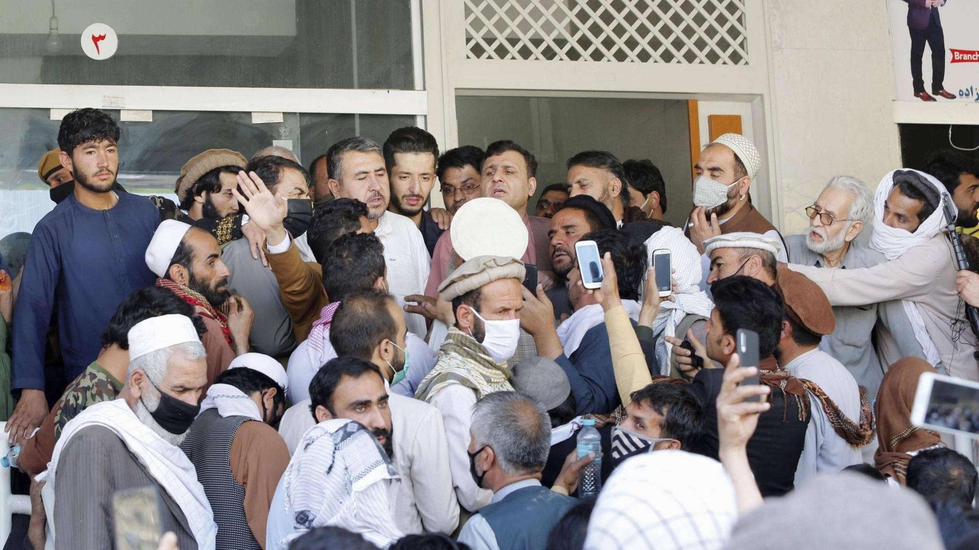 New coronavirus People flood a medical clinic in Kabul on June 1, 2020, after an Afghan nongovernmental organization announced the development of a remedy for the new coronavirus. PUBLICATIONxINxGERxSUIxAUTxHUNxONLY New coronavirus People flood a medical clinic in Kabul on June 1, 2020, after an Afghan nongovernmental organization announced the development of a remedy for the new coronavirus. PUBLICATIONxINxGERxSUIxAUTxHUNxONLY