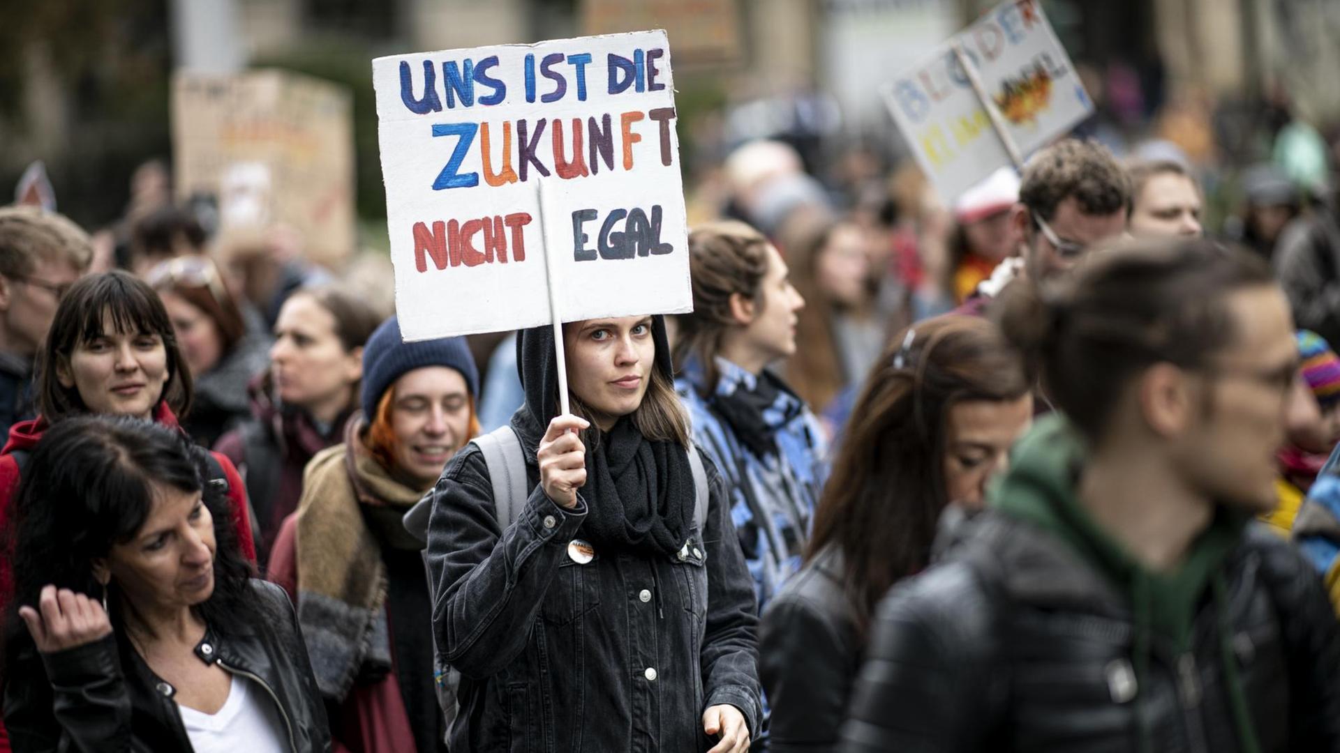 11.10.2019, Berlin: Der Demonstrationszug von Fridays for Future zieht durch die Berliner Innenstadt. Ziel der Bewegung ist es auf klimapolitische Missstände aufmerksam zu machen. Foto: Fabian Sommer