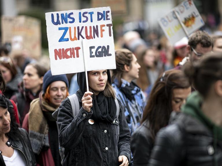 11.10.2019, Berlin: Der Demonstrationszug von Fridays for Future zieht durch die Berliner Innenstadt. Ziel der Bewegung ist es auf klimapolitische Missstände aufmerksam zu machen. Foto: Fabian Sommer