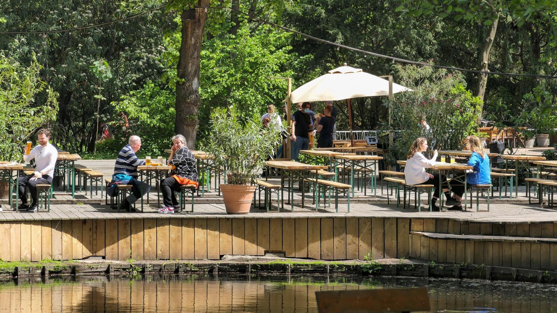 Geöffnetes Cafe mit Gästen am Neuen See in Berlin Geöffnetes Cafe mit Gästen am Neuen See in Berlin