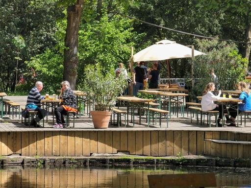 Geöffnetes Cafe mit Gästen am Neuen See in Berlin
