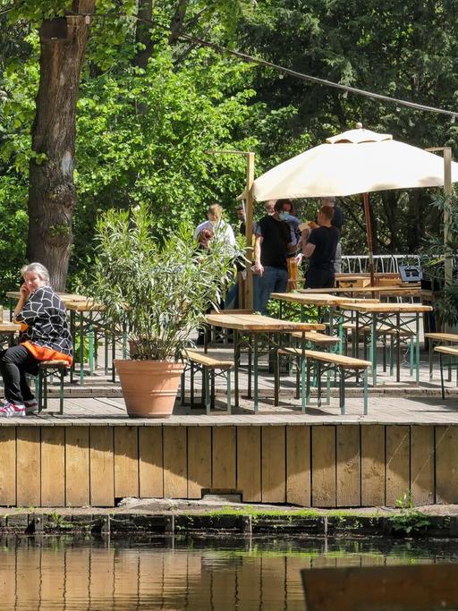 Geöffnetes Cafe mit Gästen am Neuen See in Berlin