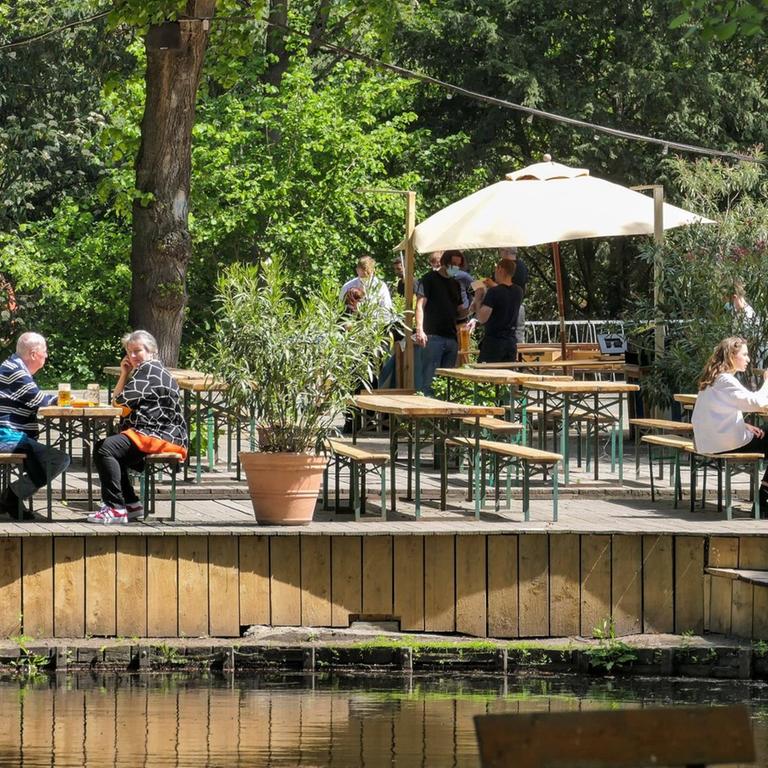 Geöffnetes Cafe mit Gästen am Neuen See in Berlin 