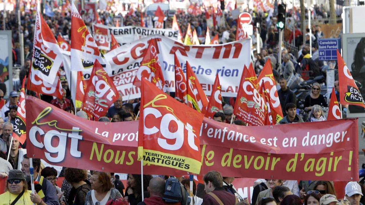 Demonstranten halten bei einer Protestveranstaltung des Gewerkschaftsverbands CGT gegen die Arbeitsmarktreformen am 21.09.2017 in Marseille (Frankreich) Gewerkschaftsbanner.