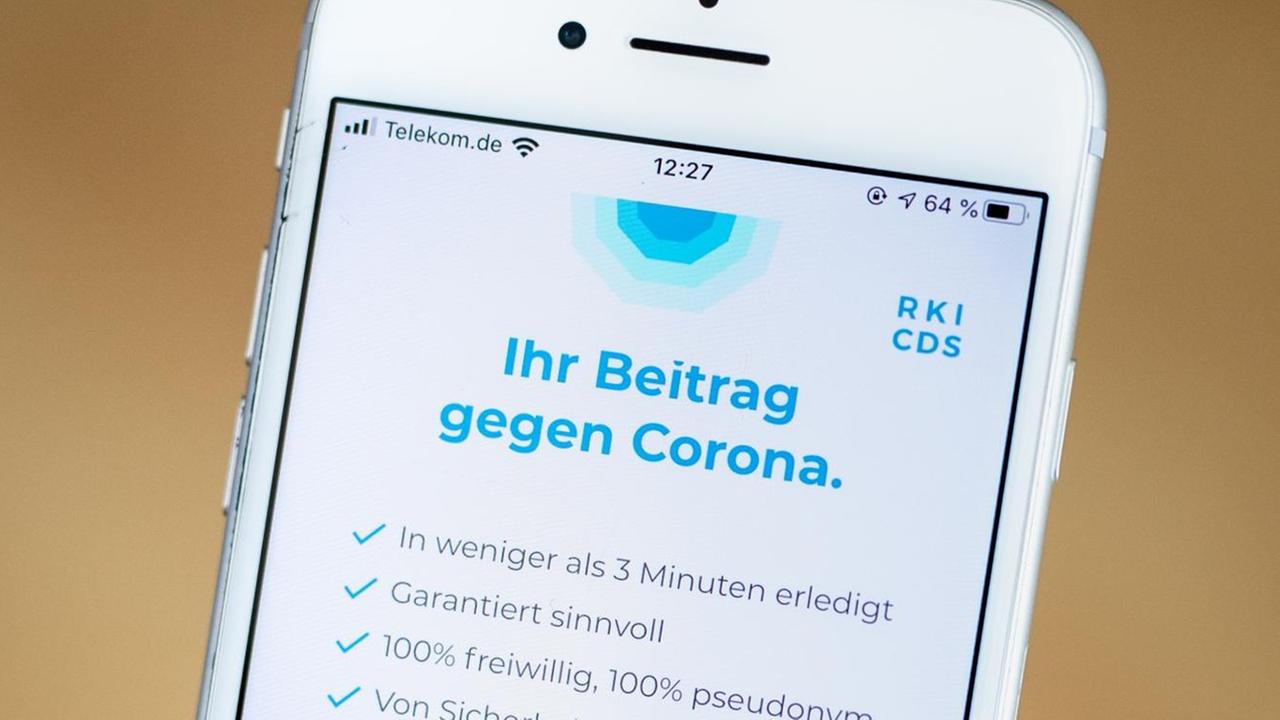 Der Schriftzug "Ihr Beitrag gegen Corona" ist in der Anwendung "Corona-Datenspende" vom Robert Koch-Institut (RKI) zu sehen. 