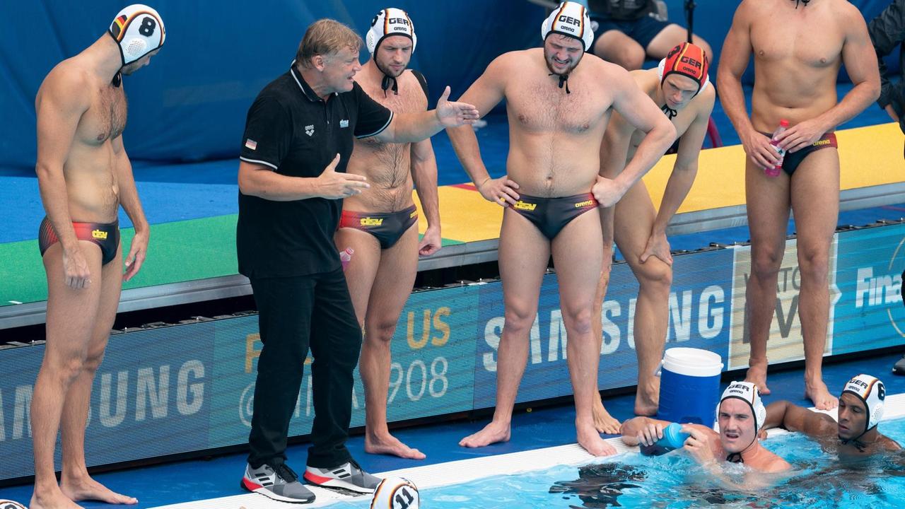 Bundestrainer Hagen Stamm spricht mit seinem Team bei der Wasserball Weltmeisterschaft 2019 in Südkorea. Bundestrainer Hagen Stamm spricht mit seinem Team bei der Wasserball Weltmeisterschaft 2019 in Südkorea.