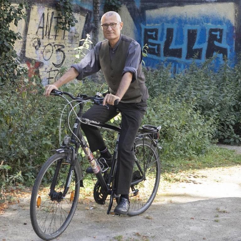 Das private und berufliche Leben des Medienkünstlers Ciervo, hier unterwegs mit dem Fahrrad in Berlin, ist eng mit der Geschichte vieler Stadtteile dort verwebt.