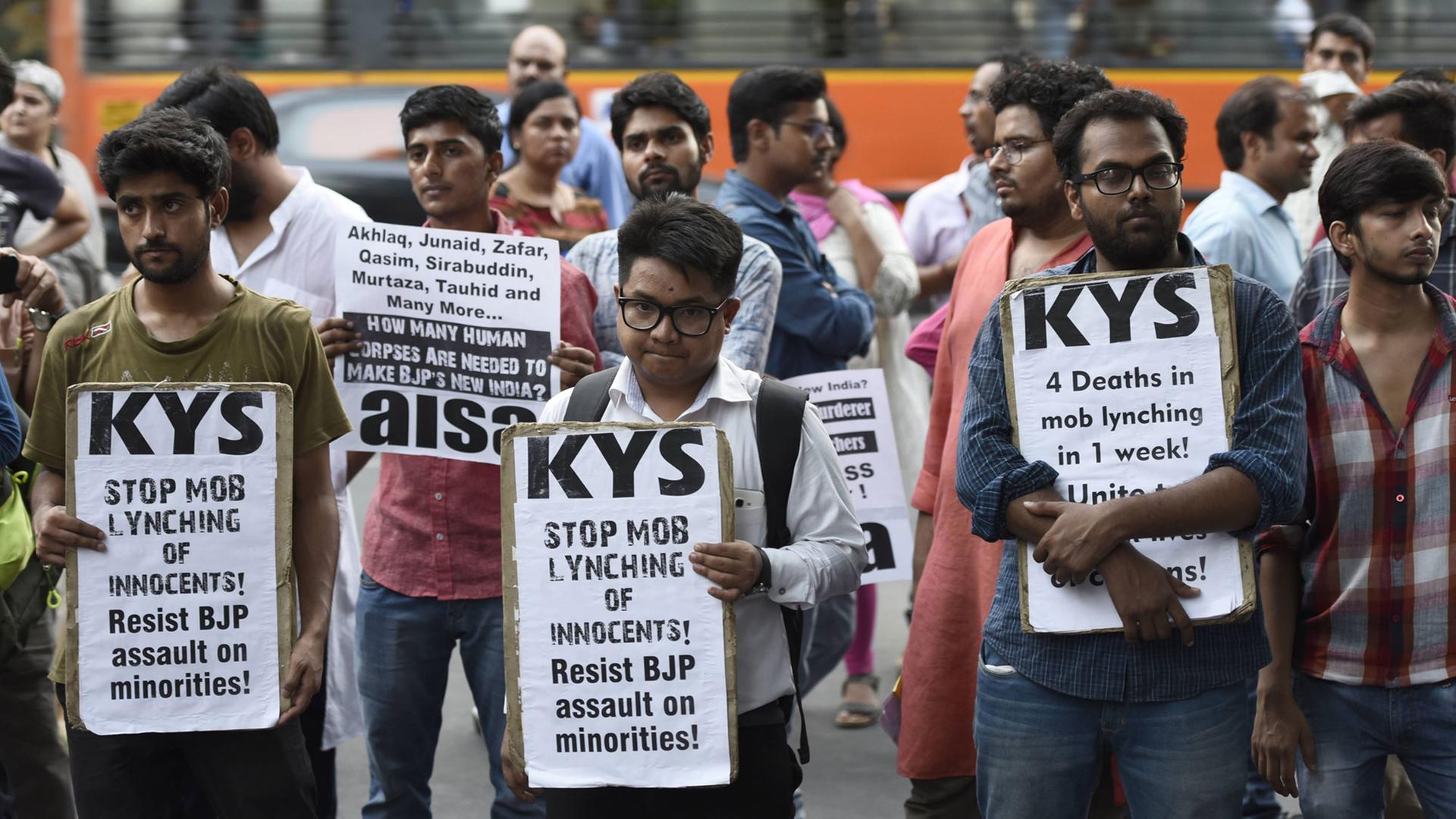 Mitglieder der "All India Students Association" (AISA) protestieren gegen Lynchmorde an Muslimen im Juni 2018 in Neu-Delhi, India. Mitglieder der "All India Students Association" (AISA) protestieren gegen Lynchmorde an Muslimen im Juni 2018 in Neu-Delhi, India.