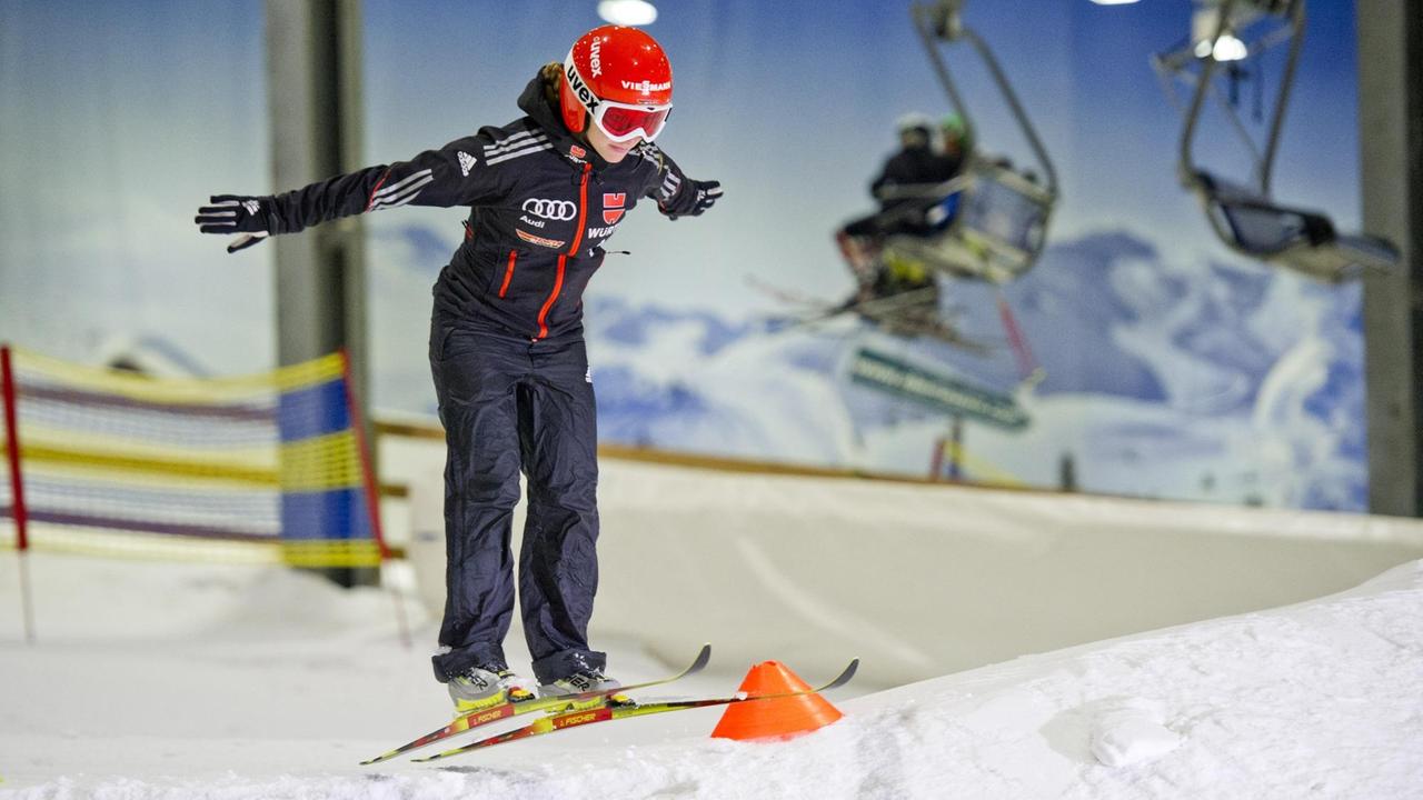 Skispringerin Katharina Althaus auf der Piste in Neuss.