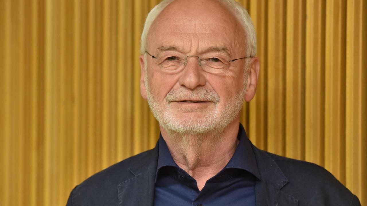 Der Journalist und Schriftsteller Mathias Greffrath im Porträt Der Journalist und Schriftsteller Mathias Greffrath im Porträt