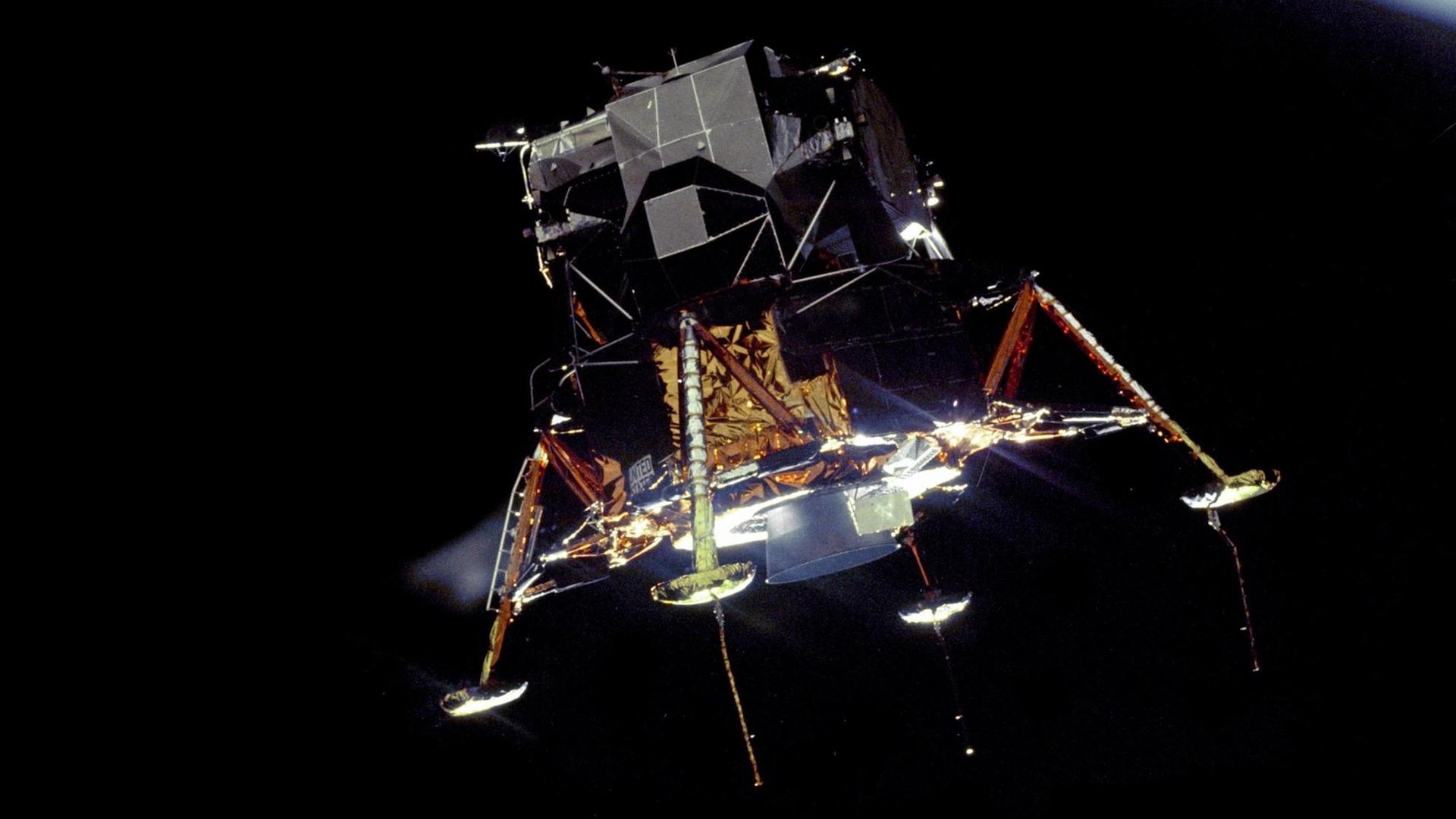 Die Mondlandefähre mit Armstrong und Aldrin an Bord auf dem Weg zur Oberfläche