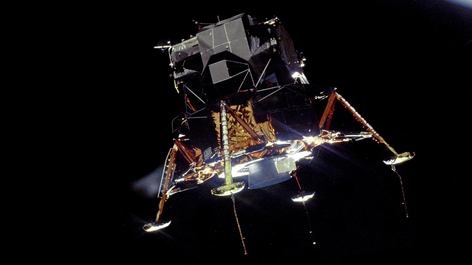 Die Mondlandefähre mit Armstrong und Aldrin an Bord auf dem Weg zur Oberfläche Die Mondlandefähre mit Armstrong und Aldrin an Bord auf dem Weg zur Oberfläche