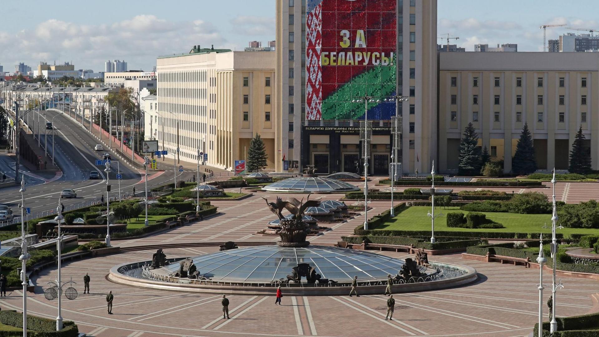 Der Unabhänigkeits-Platz in Minsk. Der Unabhänigkeits-Platz in Minsk.