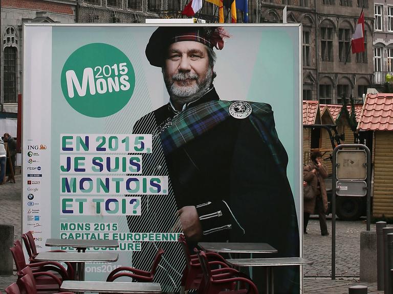 Eine Plakatwand im historischen Kern von Mons wirbt für die Kulturhauptstadt 2015