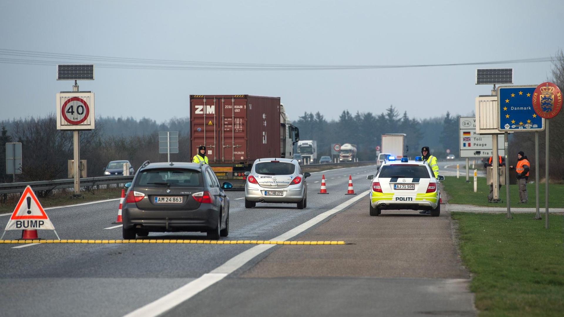 Am dänisch-deutschen Grenzübergang Ellund führt die dänische Polizei auf der A7 Passkontrollen durch. Am dänisch-deutschen Grenzübergang Ellund führt die dänische Polizei auf der A7 Passkontrollen durch.