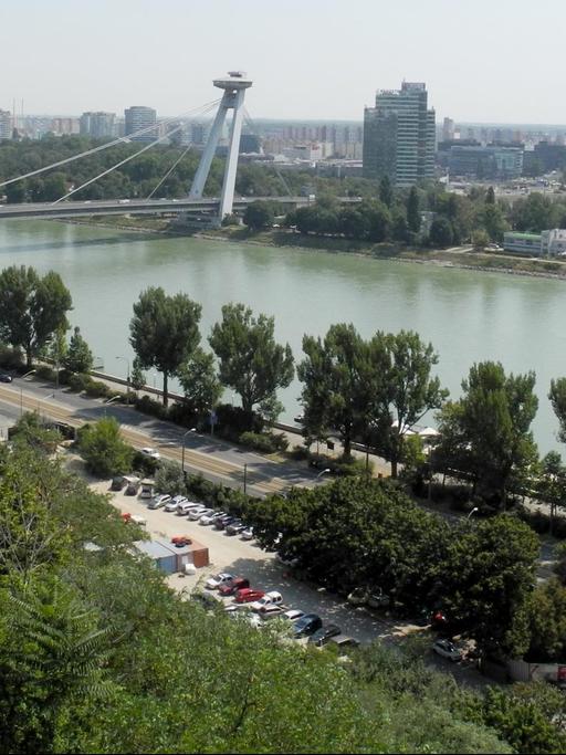 Blick von der Burg in Bratislava auf die Donau mit der Brücke des Slowakischen Nationalaufstandes, aufgenommen am 12.08.2015.