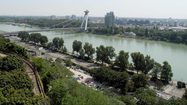 Blick von der Burg in Bratislava auf die Donau mit der Brücke des Slowakischen Nationalaufstandes, aufgenommen am 12.08.2015.