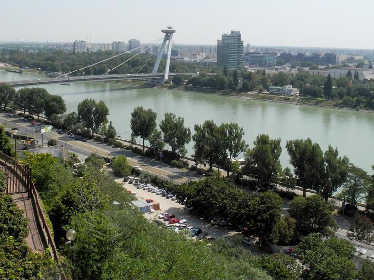 Blick von der Burg in Bratislava auf die Donau mit der Brücke des Slowakischen Nationalaufstandes, aufgenommen am 12.08.2015.
