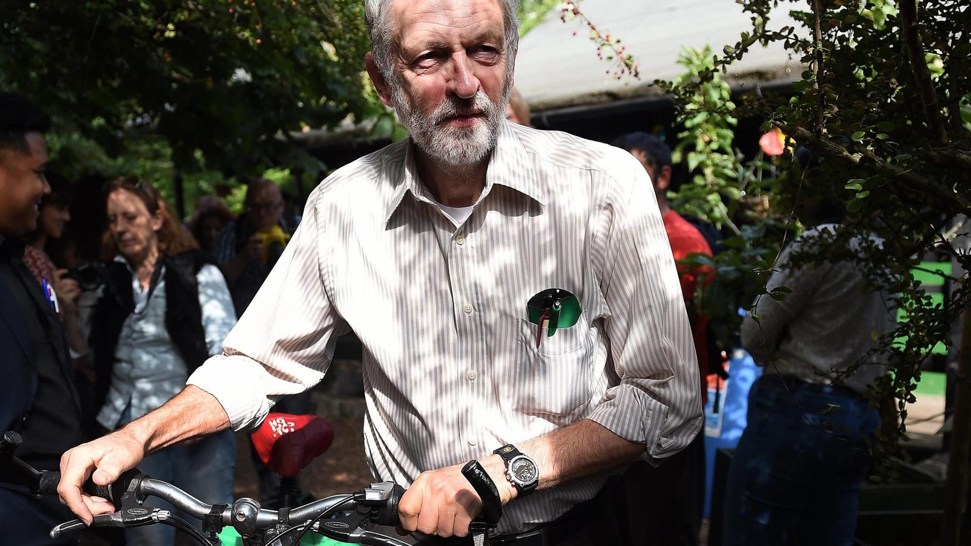Der Favorit für den neuen Vorsitz der britischen Labour-Partei, Jeremy Corbyn, mit seinem Fahrrad