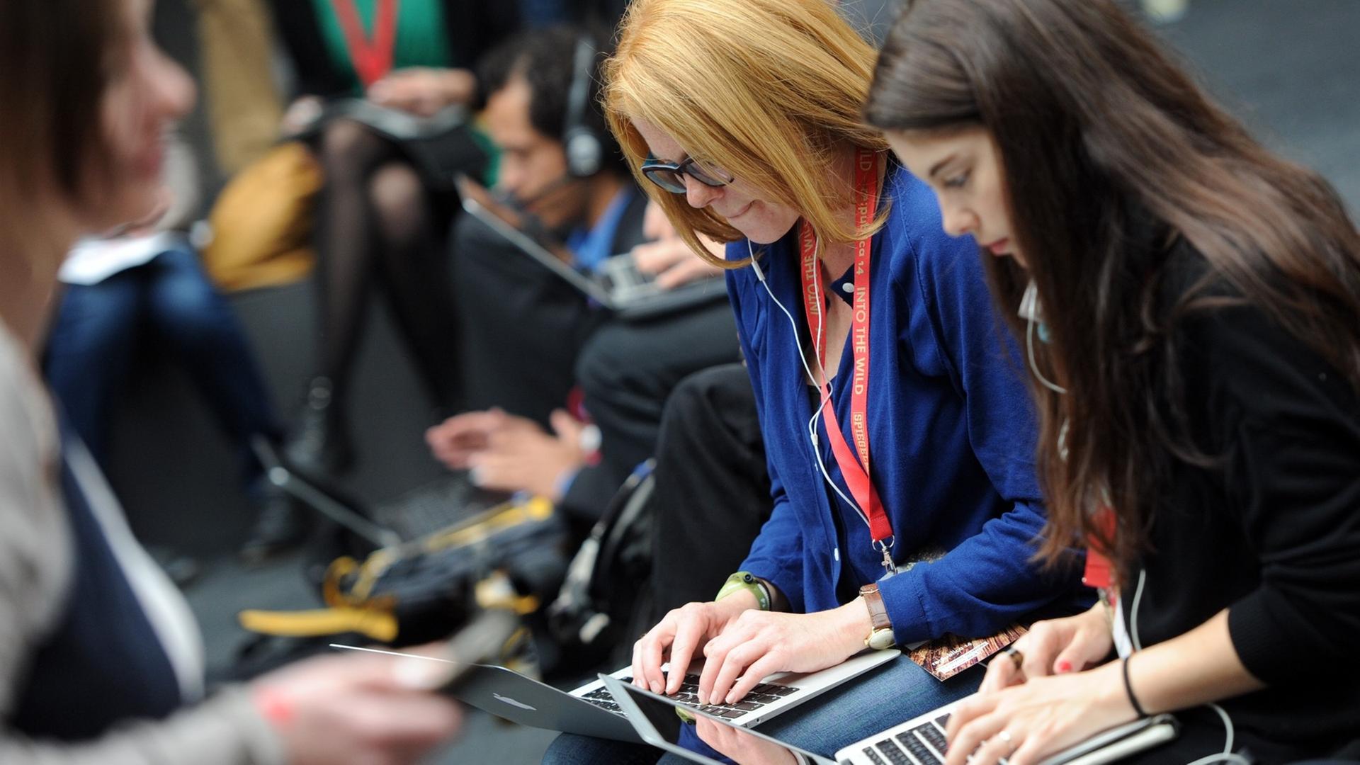 Immer mit dem Laptop unterwegs: Teilnehmerinnen der Republica in Berlin (Bild: dpa/Britta Pedersen) Immer mit dem Laptop unterwegs: Teilnehmerinnen der Republica in Berlin (Bild: dpa/Britta Pedersen)