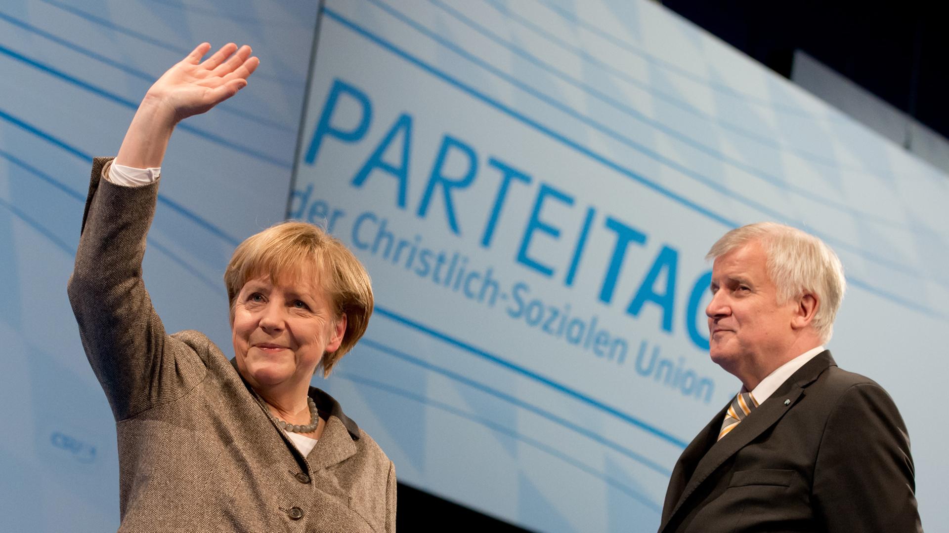 Bundeskanzlerin Angela Merkel winkt in Nürnberg zusammen mit dem bayerischen Ministerpräsident Horst Seehofer beim CSU-Parteitag nach ihrer Rede. Bundeskanzlerin Angela Merkel winkt in Nürnberg zusammen mit dem bayerischen Ministerpräsident Horst Seehofer beim CSU-Parteitag nach ihrer Rede.