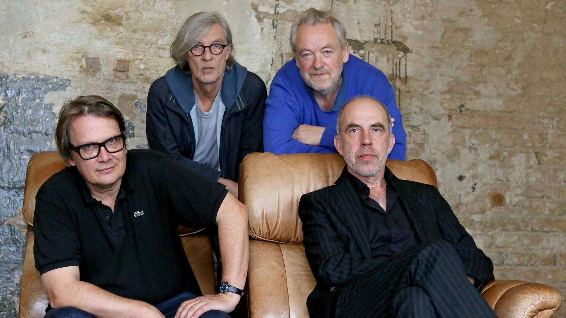 Die Mitglieder der Band "Element of Crime" aufgenommen am 29.08.2014 in den Räumen der Tritonus-Studios in Berlin. Vorne links, Sänger und Bandgründer Sven Regener, rechts Gründungsmitglied und Gitarrist Jakob Ilja, hinten links Schlagzeuger Richard Pappik und rechts Bass-Spieler David Young Die Mitglieder der Band "Element of Crime" aufgenommen am 29.08.2014 in den Räumen der Tritonus-Studios in Berlin. Vorne links, Sänger und Bandgründer Sven Regener, rechts Gründungsmitglied und Gitarrist Jakob Ilja, hinten links Schlagzeuger Richard Pappik und rechts Bass-Spieler David Young