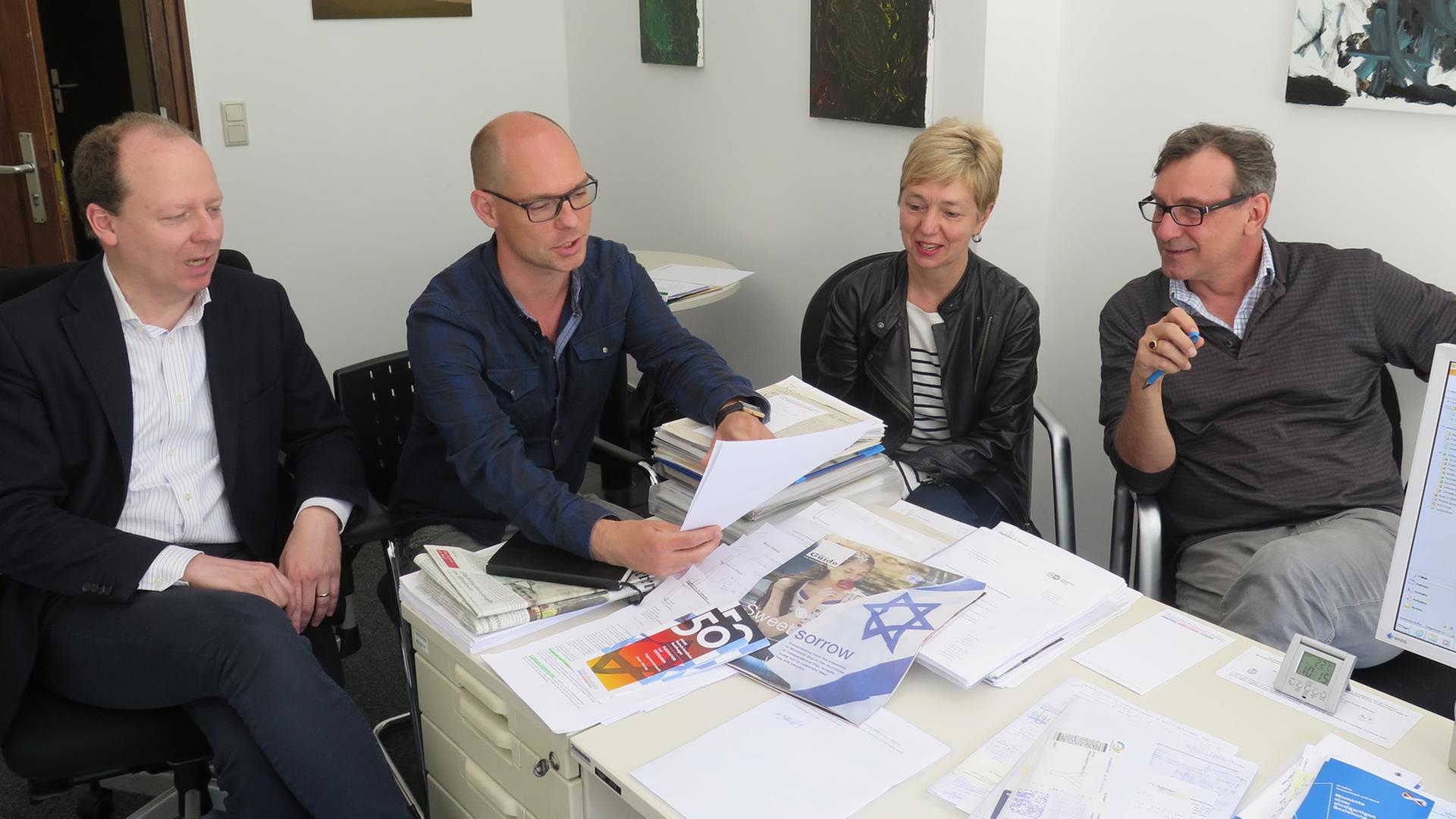 Für Deutschlandradio Kultur in Israel: Sebastian Engelbrecht, Korbinian Frenzel, Sigrid Brinkmann und Hans-Joachim Wiese (von links) Für Deutschlandradio Kultur in Israel: Sebastian Engelbrecht, Korbinian Frenzel, Sigrid Brinkmann und Hans-Joachim Wiese (von links)