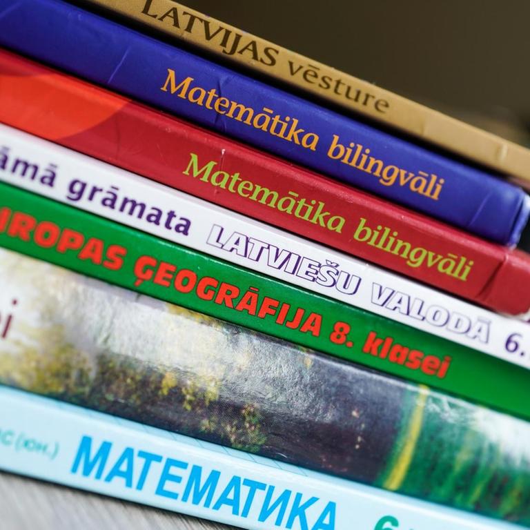 Ein Stapel Bücher für den russischsprachigen Schulunterricht in Lettland