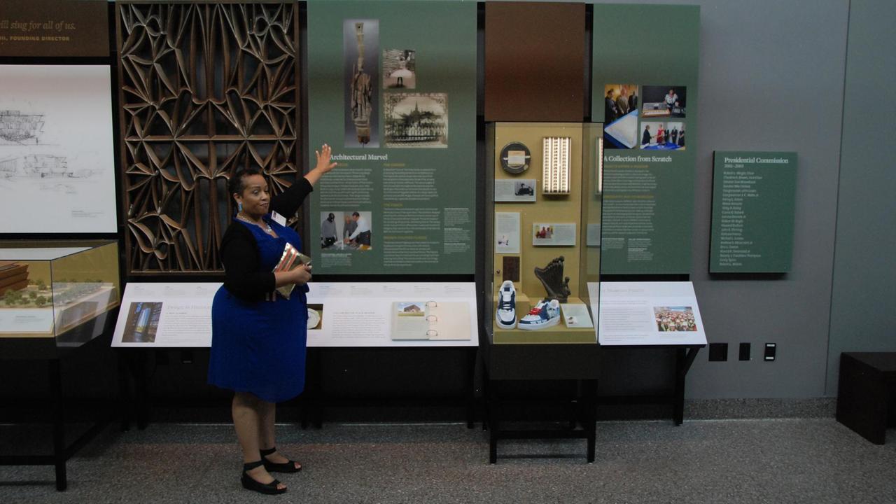 Die Kuratorin Marie Elliot führt durch das Museum. Die Kuratorin Marie Elliot führt durch das Museum.