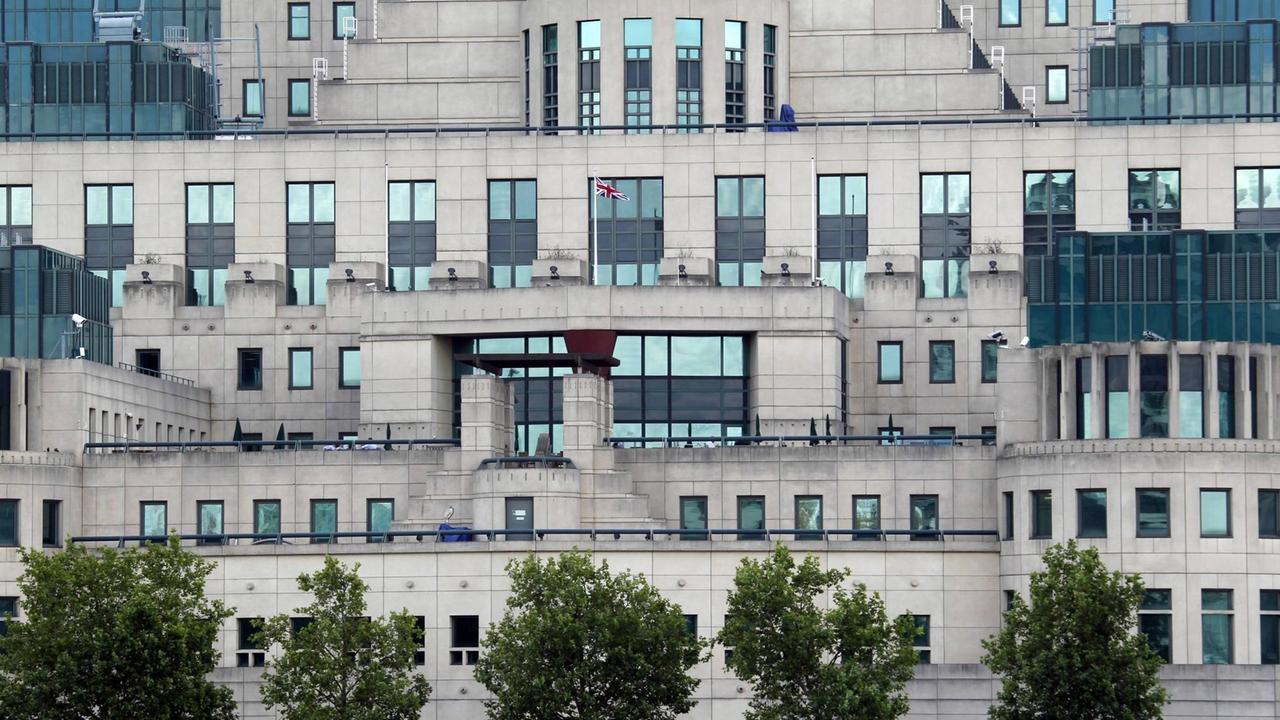 Blick von der Themse auf die Zentrale des britischen Auslandsgeheimdienstes und Hauptsitz des MI6 in London. Blick von der Themse auf die Zentrale des britischen Auslandsgeheimdienstes und Hauptsitz des MI6 in London.