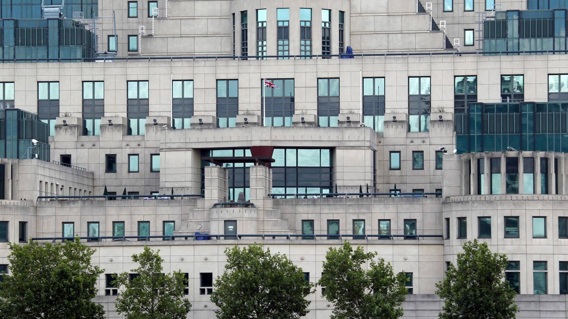 Blick von der Themse auf die Zentrale des britischen Auslandsgeheimdienstes und Hauptsitz des MI6 in London. Blick von der Themse auf die Zentrale des britischen Auslandsgeheimdienstes und Hauptsitz des MI6 in London.