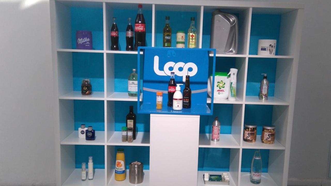 In einem Regal werden die Loop-Pfandprodukte gezeigt In einem Regal werden die Loop-Pfandprodukte gezeigt
