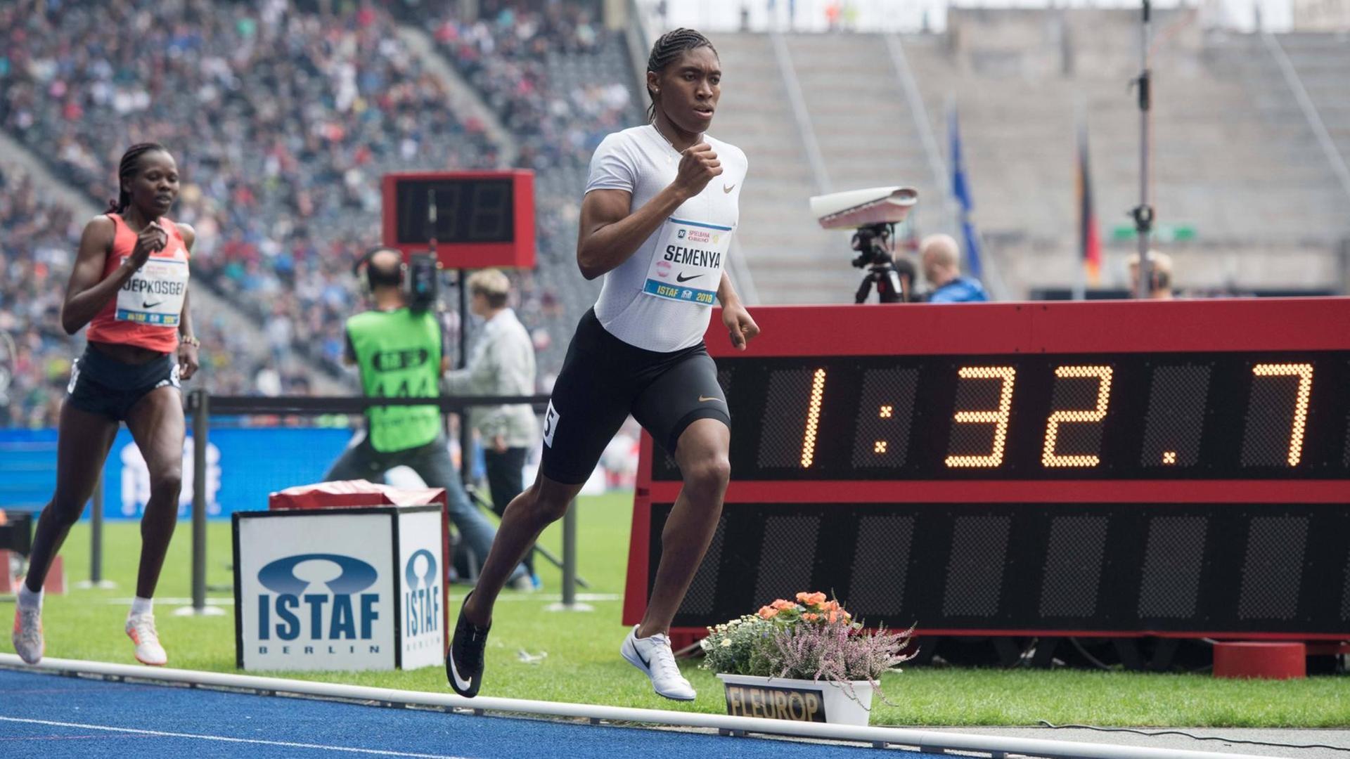 Die spätere Siegerin führt das Feld an: Caster Semenya beim 1000 Meter Lauf der Frauen beim Berliner ISTAF 2018 Die spätere Siegerin führt das Feld an: Caster Semenya beim 1000 Meter Lauf der Frauen beim Berliner ISTAF 2018