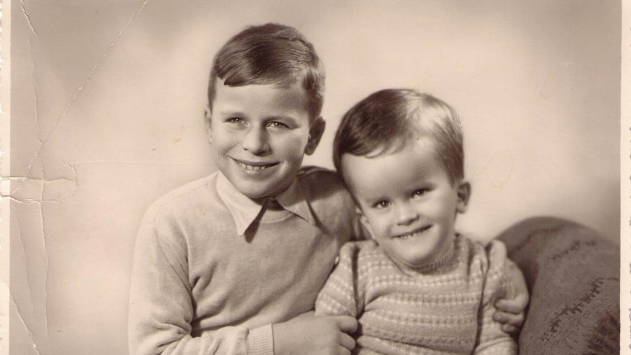Die Schriftstellerbrüder Klaus (links) und Martin Merz als Kinder Mitte der 1950er-Jahre. Die Schriftstellerbrüder Klaus (links) und Martin Merz als Kinder Mitte der 1950er-Jahre.