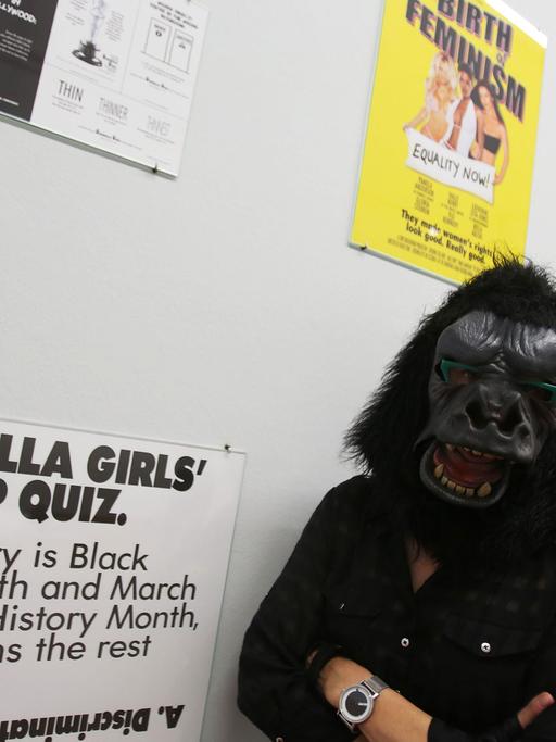 Ein Guerrilla Girl bei einer Protest-Aktion im Museum Ludwig in Köln