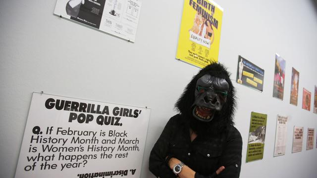 Ein Guerrilla Girl bei einer Protest-Aktion im Museum Ludwig in Köln