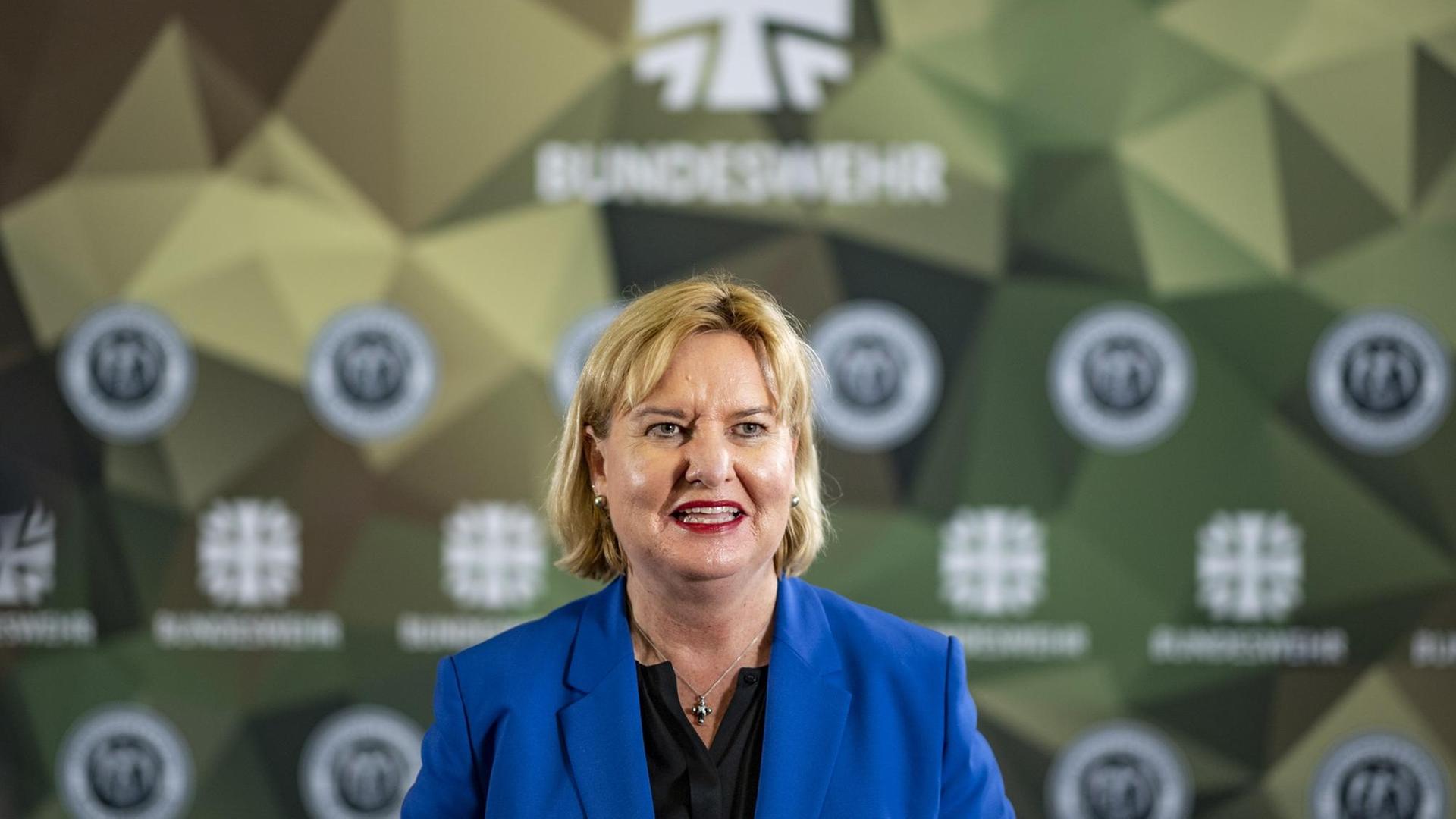 Eva Högl (SPD), Wehrbeauftragte der Bundestags, spricht in der Führungsakademie der Bundeswehr. Högl informierte sich bei ihrem ersten Besuch in der Akademie über die dortigen Lehrgänge und Strukturen. Eva Högl (SPD), Wehrbeauftragte der Bundestags, spricht in der Führungsakademie der Bundeswehr. Högl informierte sich bei ihrem ersten Besuch in der Akademie über die dortigen Lehrgänge und Strukturen.