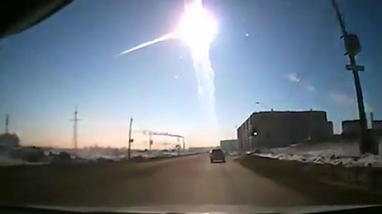 Dashcam-Aufnahme des Meteoriten-Eintritts über Russland im Jahr 2013 (Bild: RIA Novosti) Dashcam-Aufnahme des Meteoriten-Eintritts über Russland im Jahr 2013 (Bild: RIA Novosti)
