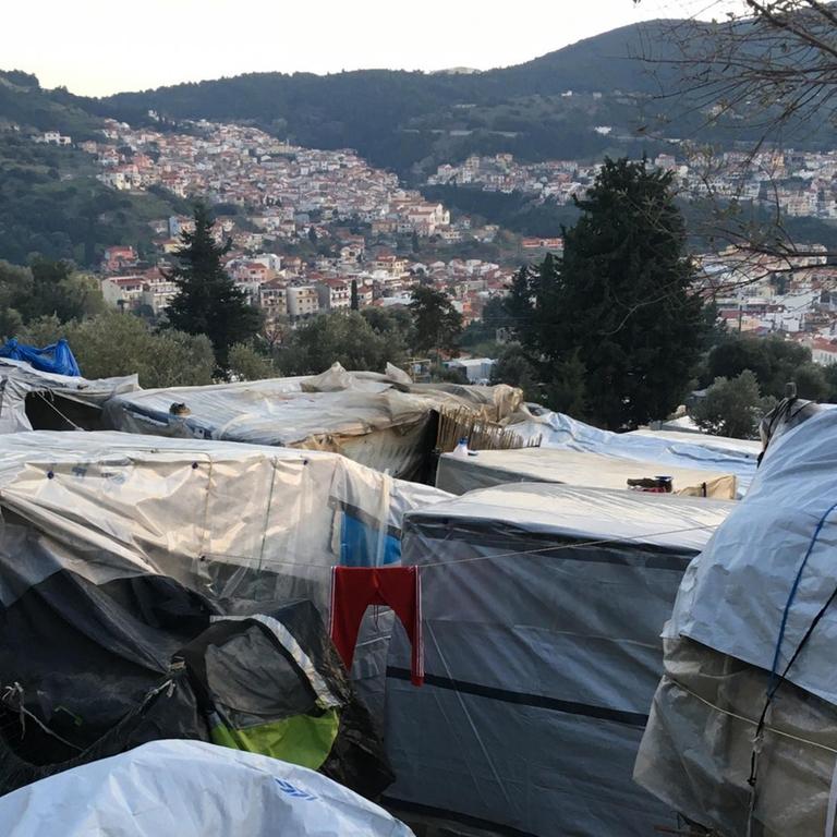 Blick auf Samos aus dem Flüchtlingslager aus