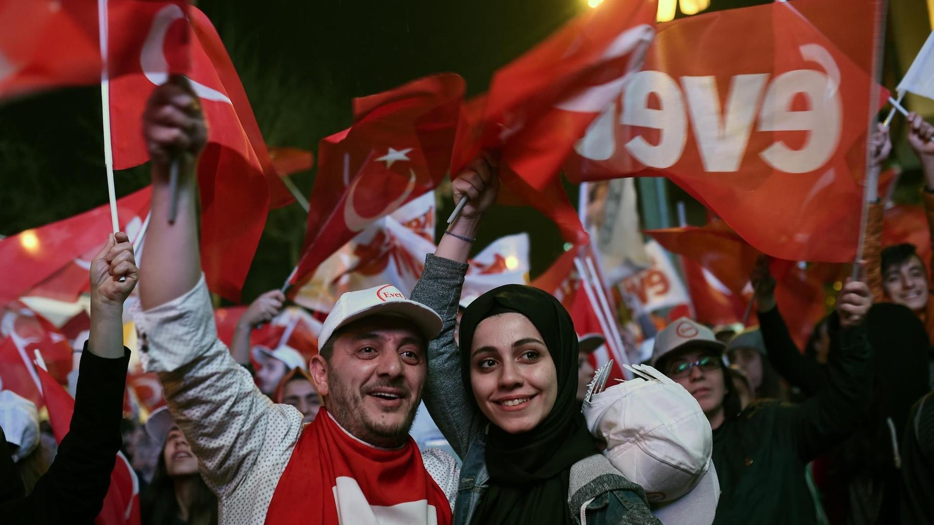 Feiernde AKP-Anhänger in Ankara Feiernde AKP-Anhänger in Ankara
