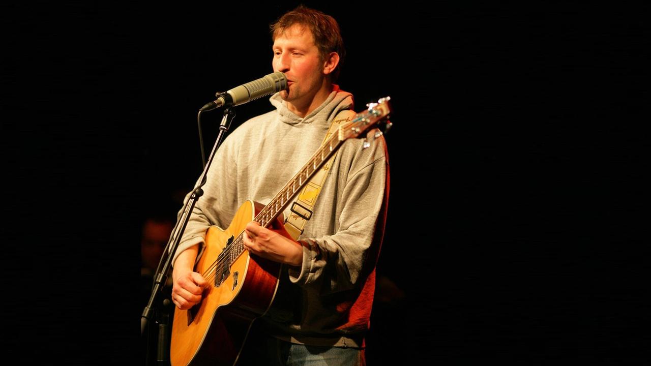 Musiker Heinz Ratz 2008 während eines Auftritts.