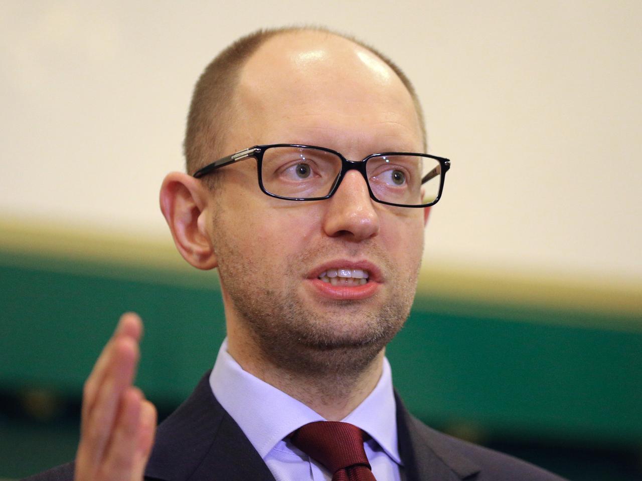 Arseni Jazenjuk redet und gestikuliert mit der rechten Hand Arseni Jazenjuk redet und gestikuliert mit der rechten Hand