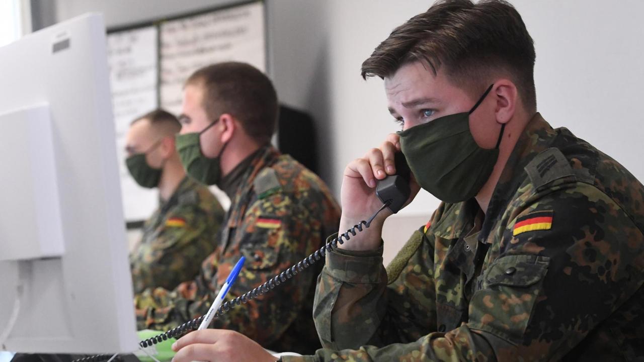 10.11.2020, Mecklenburg-Vorpommern, Pasewalk: Soldaten der Panzergrenadierbrigade 41 ?Vorpommern? unterstützten im Landratsamt Vorpommern-Greifswald das Gesundheitsamt bei der Corona-Kontaktnachverfolgung. Die Bundeswehr hat im Nordosten derzeit 178 Soldaten im Corona-Einsatz, davon 50 im Kreis Vorpommern-Greifswald. Foto: Stefan Sauer/dpa-Zentralbild/dpa | Verwendung weltweit 10.11.2020, Mecklenburg-Vorpommern, Pasewalk: Soldaten der Panzergrenadierbrigade 41 ?Vorpommern? unterstützten im Landratsamt Vorpommern-Greifswald das Gesundheitsamt bei der Corona-Kontaktnachverfolgung. Die Bundeswehr hat im Nordosten derzeit 178 Soldaten im Corona-Einsatz, davon 50 im Kreis Vorpommern-Greifswald. Foto: Stefan Sauer/dpa-Zentralbild/dpa | Verwendung weltweit