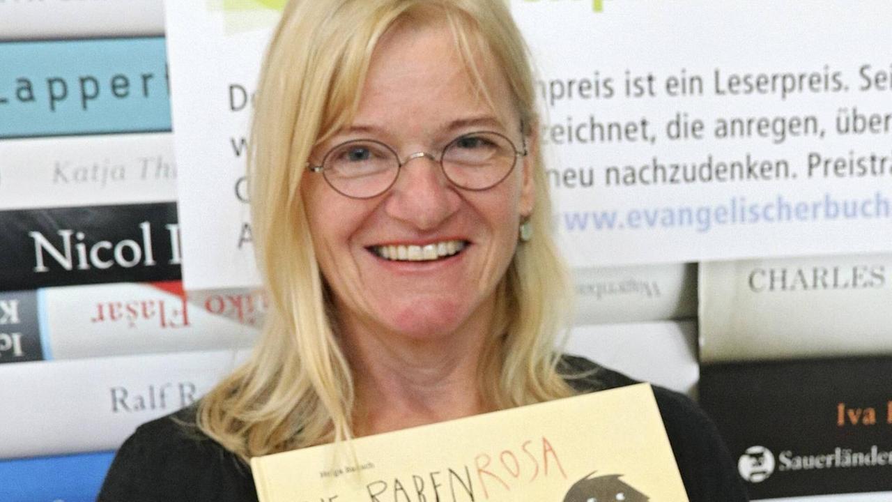 Die Wiener Illustratorin und Autorin Helga Bansch mit ihrem ausgezeichneten Bilderbuch Die Rabenrosa am 28.09.2016 in Oldenburg. Die Wiener Illustratorin und Autorin Helga Bansch mit ihrem ausgezeichneten Bilderbuch Die Rabenrosa am 28.09.2016 in Oldenburg.